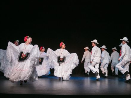 bailarines en el escenario