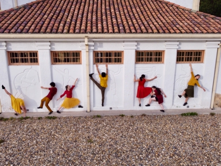 Bailarines en la fachada de La Casona 