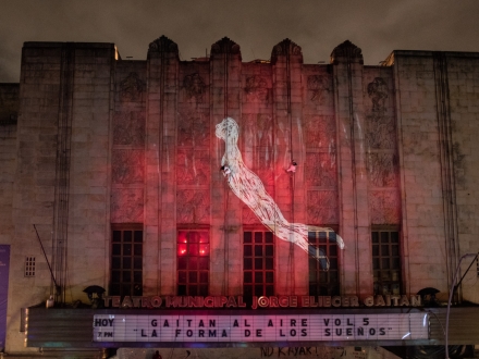  Colectivo Aéreo Danza en su presentación en el Teatro Jorge Eliécer Gaitán 