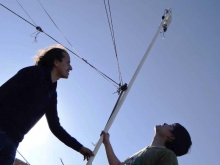 Dos personas analizando una antena de telecomunicaciones. 