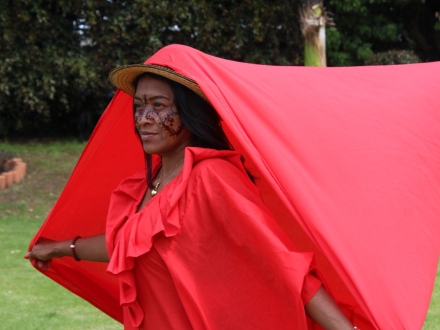 Mujer indígena con traje típico rojo