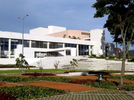 Fachada diurna Teatro Mayor Julio Mario Santo Domingo