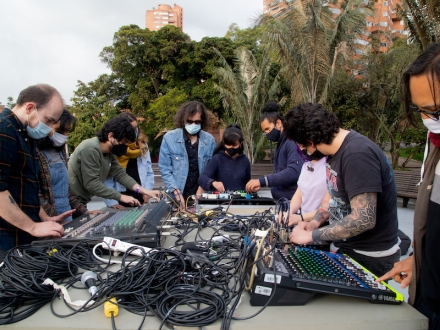 Participantes del laboratorio en la terraza del Planetario con consolas de sonido. 