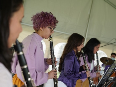 Mujer joven tocando el clarinete