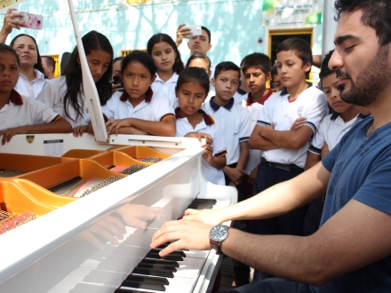 Pianomovil con niños atendiendo