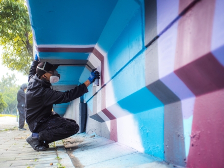 Intervención de arte urbano en el costado de un puente. Foto: Kadir Molano / Idartes.