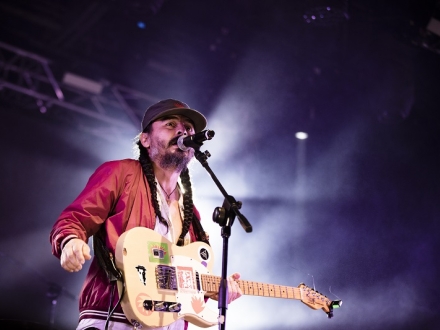 El músico Edson Velandia, tocando guitarra en una tarima 