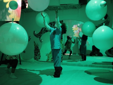 Niños jugando en laboratorio artístico de Nidos