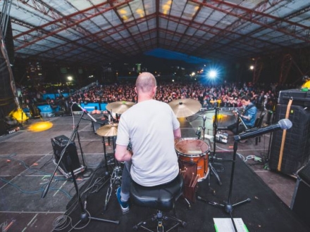 Hombre tocando bateria ante gran público