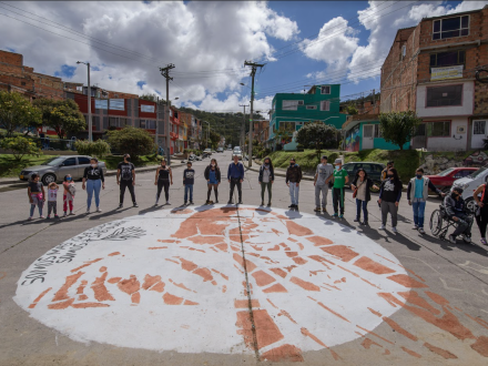 Las Becas Arte y Memoria sin Fronteras buscan beneficiar prioritariamente a las mujeres, jóvenes en alto riesgo, víctimas del conflicto armado y comunidades campesinas.