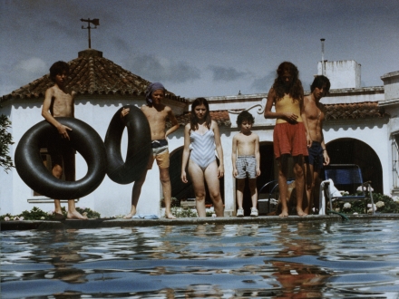 Familia en piscina 