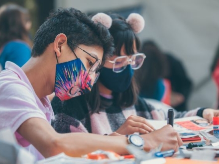 Niños en actividad con libros en mesa