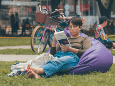 Mujer leyendo un libro 