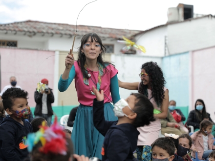 Artista jugando con niños de primera infancia