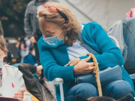 Señora y niña leyendo