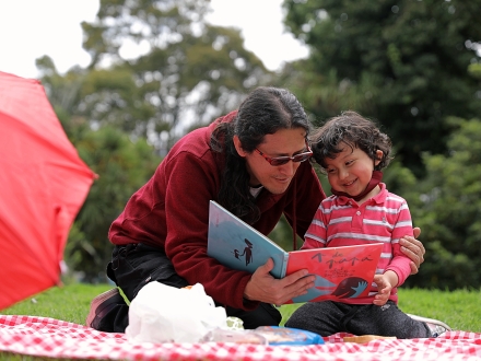 Niño en primera infancia leyendo con su papá