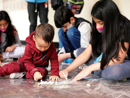 Niños jugando en el Museo Colonial