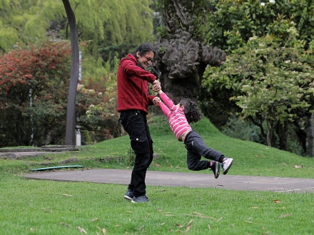 Papá jugando con bebé en primera infancia