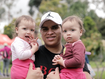 Papá cargando a niñas en primera infancia