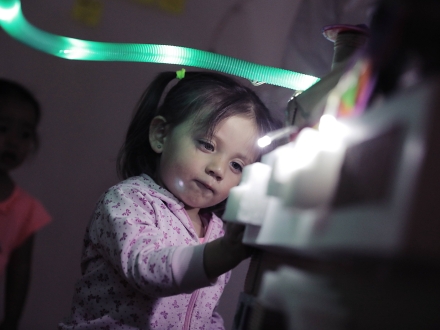 Niña jugando con dispositivo