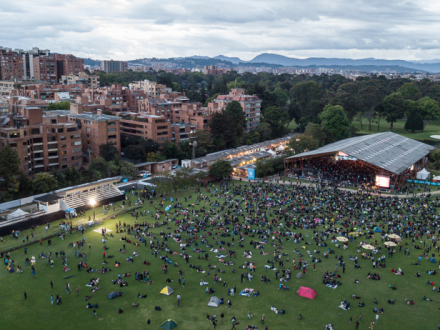 Toma de dron de público en el parque