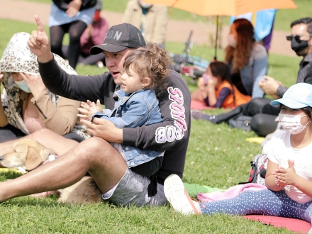 Papá aplaudiendo con sus hijas