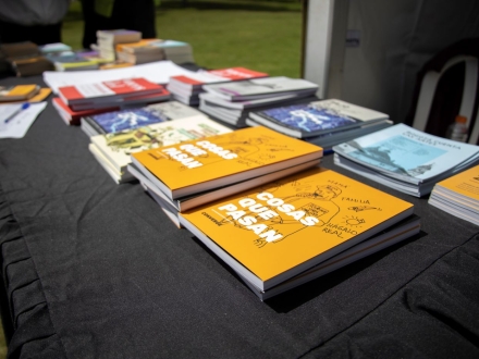 Libros sobre una mesa