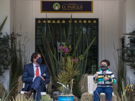 Dos personas sentadas dialogando en el Teatro el Parque. 