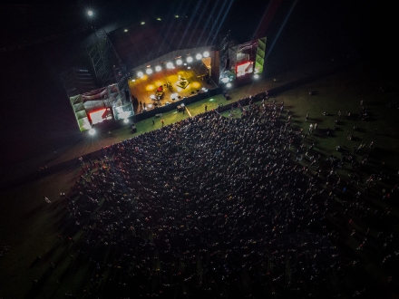 Imagen de dron nocturna de jazz al parque 2022