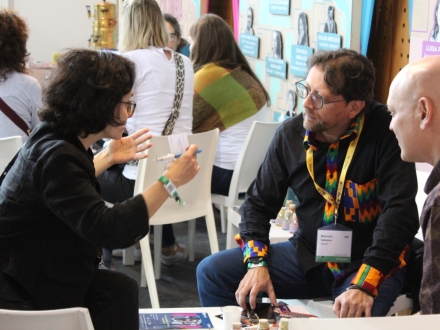 Carlos Mauricio Galeano dialoga con dos representantes de una delegación internacional en WOMEX