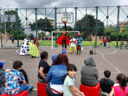 Presentación de teatro en parque de Bogotá