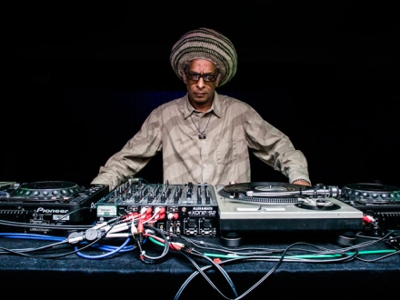 Británico Don Letts frente a consolas de sonido en estudio