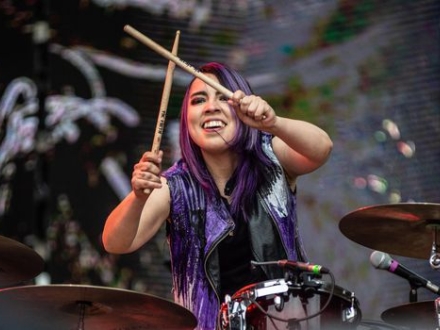 Mujer tocando la batería de día