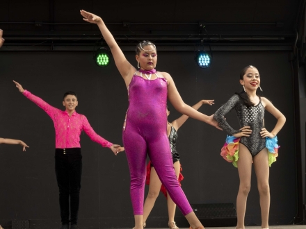 Niña en traje rosa bailando