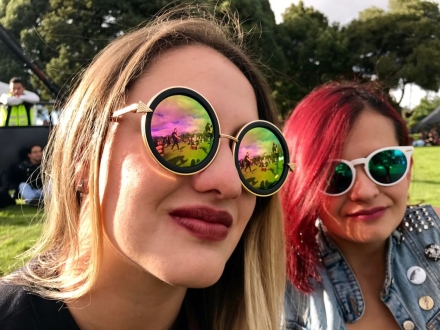 Mujeres jóvenes con gafas de sol de día en exterior