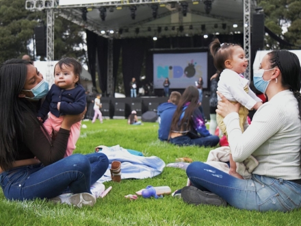 dos mujeres con sus bebés en un parque