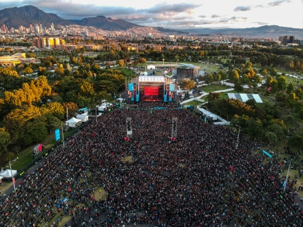 Foto aérea multitud rock al parque