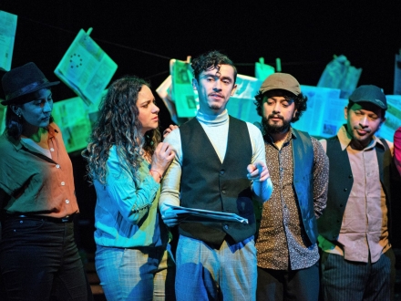 Grupo de teatro en escena de noche 