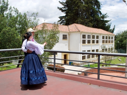 Personas en balcón con trajes típicos