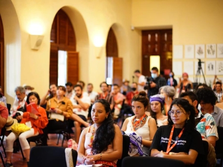 Grupo de personas en un salón 