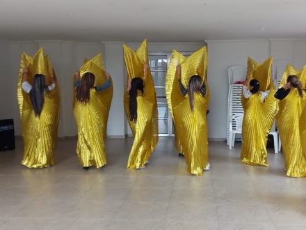 Mujeres gitanas en clase de danza