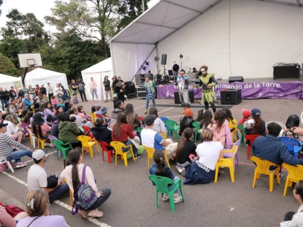 Niños en el parque frente a la tarima