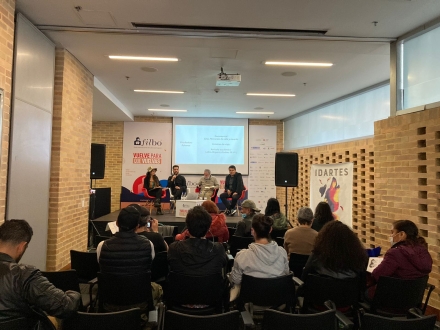 un grupo de personas en una conferencia