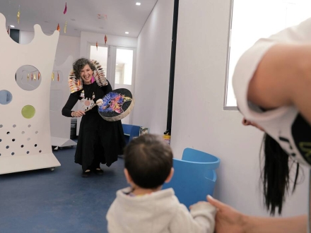 Artista con traje y tambora con cara de lobo 