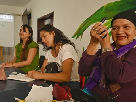 Un grupo de mujeres se reúne para realizar ejercicios de exploración de las historias propias.