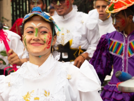 Artista mujer vestida de blanco y sonriendo 