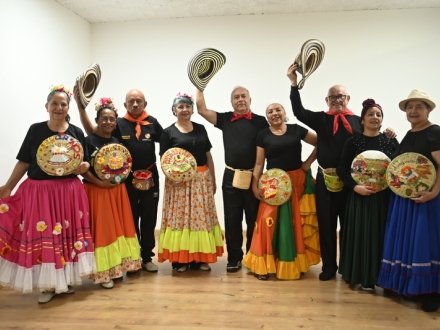 Grupo de adultos mayores con trajes para bailes típicos