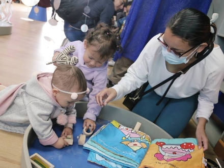 Mamá y bebés leyendo en Gaia