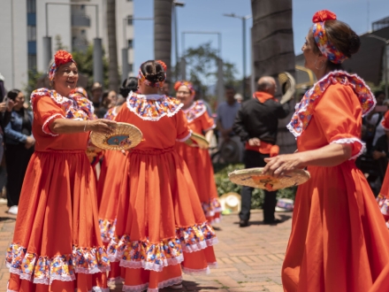 Mujeres bailando