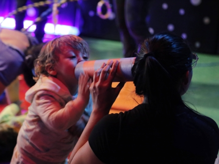 Niña jugando